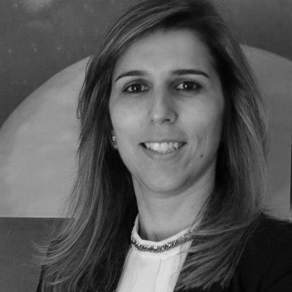 <mark style="background-color:rgba(0, 0, 0, 0);color:#af8448" class="has-inline-color">Carla Fernandes</mark>