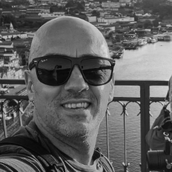 <mark style="background-color:rgba(0, 0, 0, 0);color:#af8448" class="has-inline-color">Luís Lukas</mark>